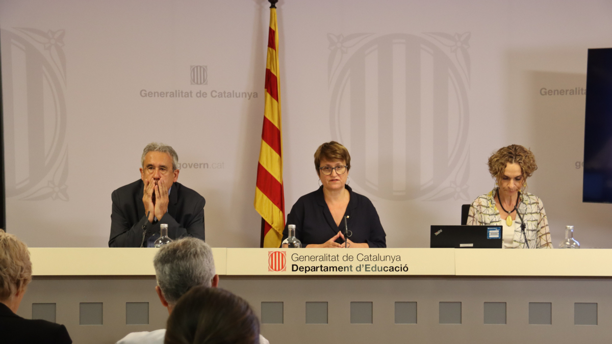 La consellera de Educación, Anna Simó Castelló, acompañada del secretario de Políticas Educativas, Ignasi Garcia Plata, y la presidenta en funciones del Consejo Superior de Evaluación del Sistema Educativo, Núria Martín