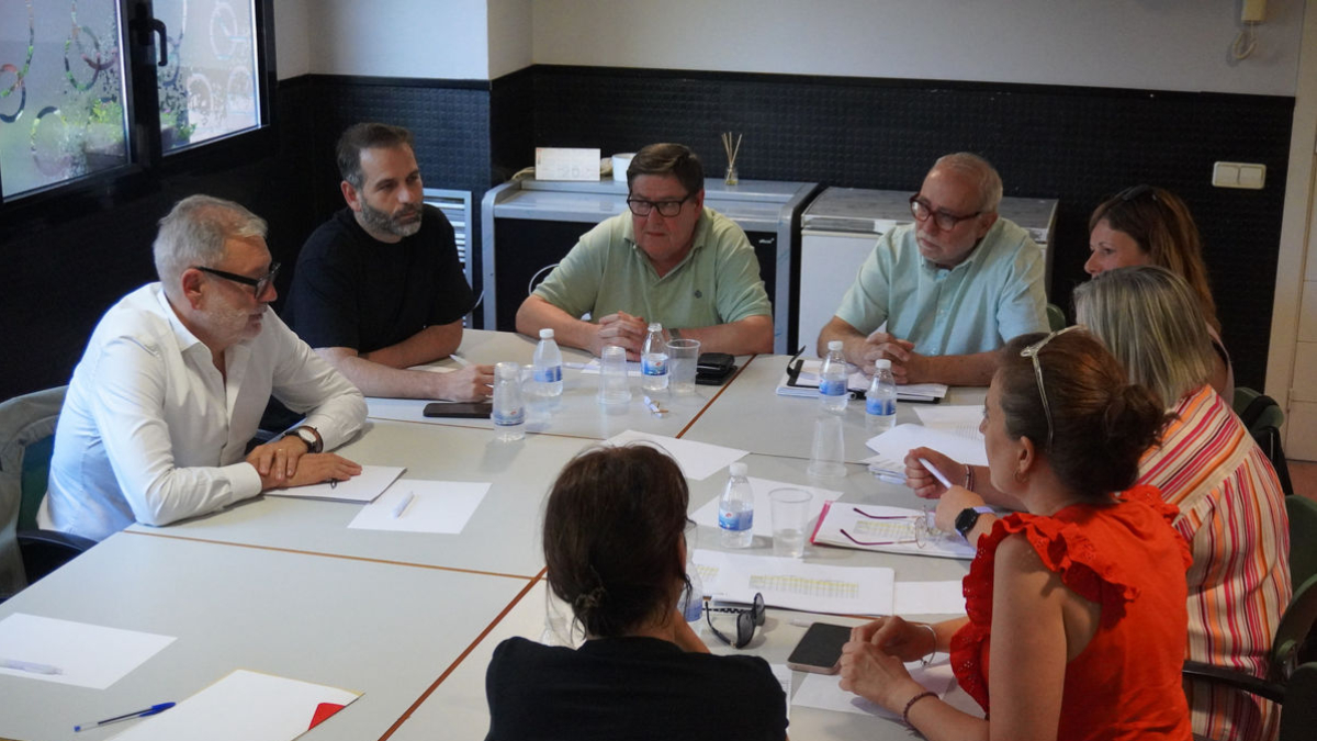 Larrosa y Blanco, ayer con familias y miembros de la junta vecinal. - AJUNTAMENT DE LLEIDA