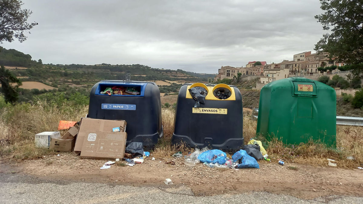 Els residus s’amunteguen als contenidors de Montornès. - LAIA PEDRÓS
