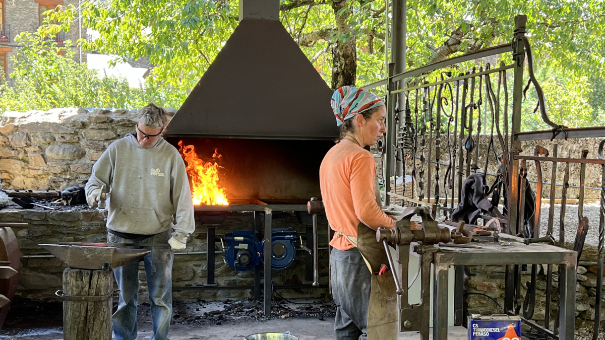 Alumnes del taller de forja que s'imparteix a Alins, al Pallars Sobirà