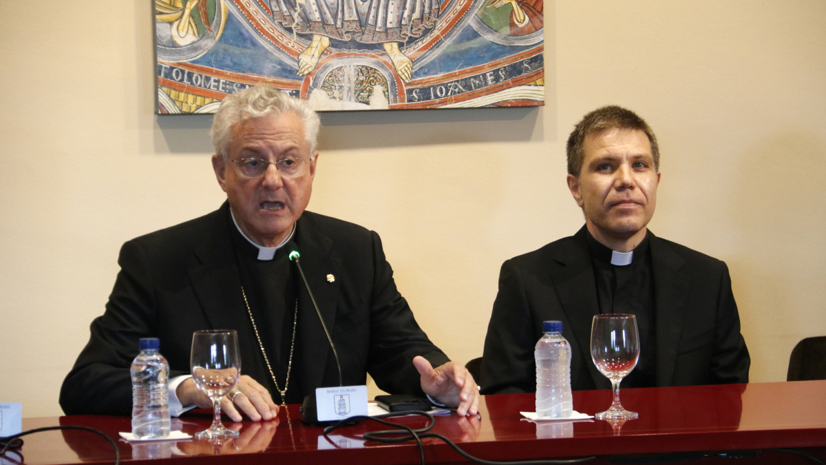 Mons. Josep-Lluís Serrano Pentinat, nomenat bisbe coadjutor d’Urgell amb dret a successió acompanyat de l'actual bisbe d'Urgell, Joan Enric Vives.