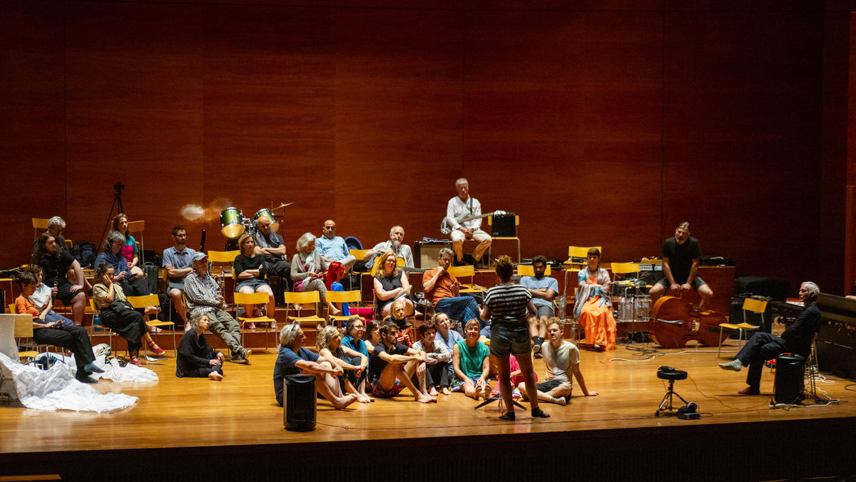 Una de les trobades Soundpainting, amb Walter Thompson, ahir a l’Auditori Enric Granados. - GERARD HOYAS