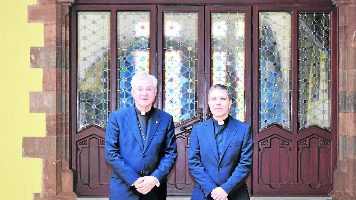 Josep-Lluís Serrano, a la derecha de la imagen, con el arzobispo. - BISBAT D’URGELL