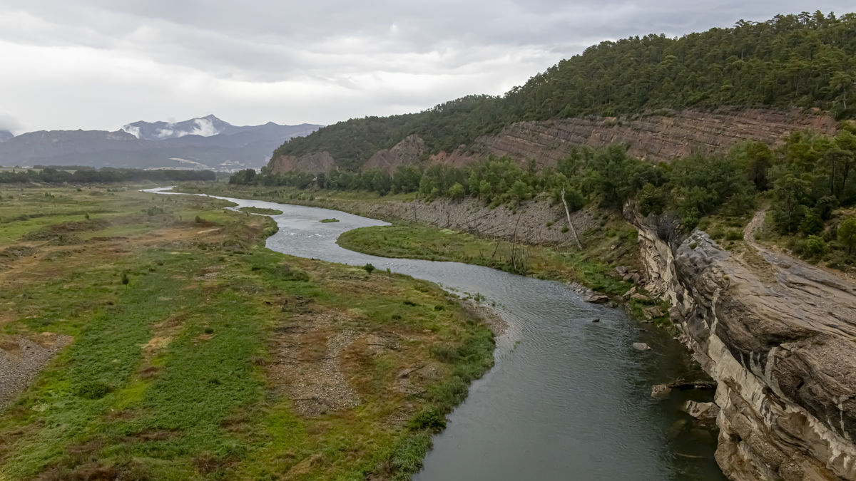 El bajo nivel de aportaciones deja ver el antiguo curso del Segre en la cola del embalse de Rialb. - JORDI ECHEVARRÍA