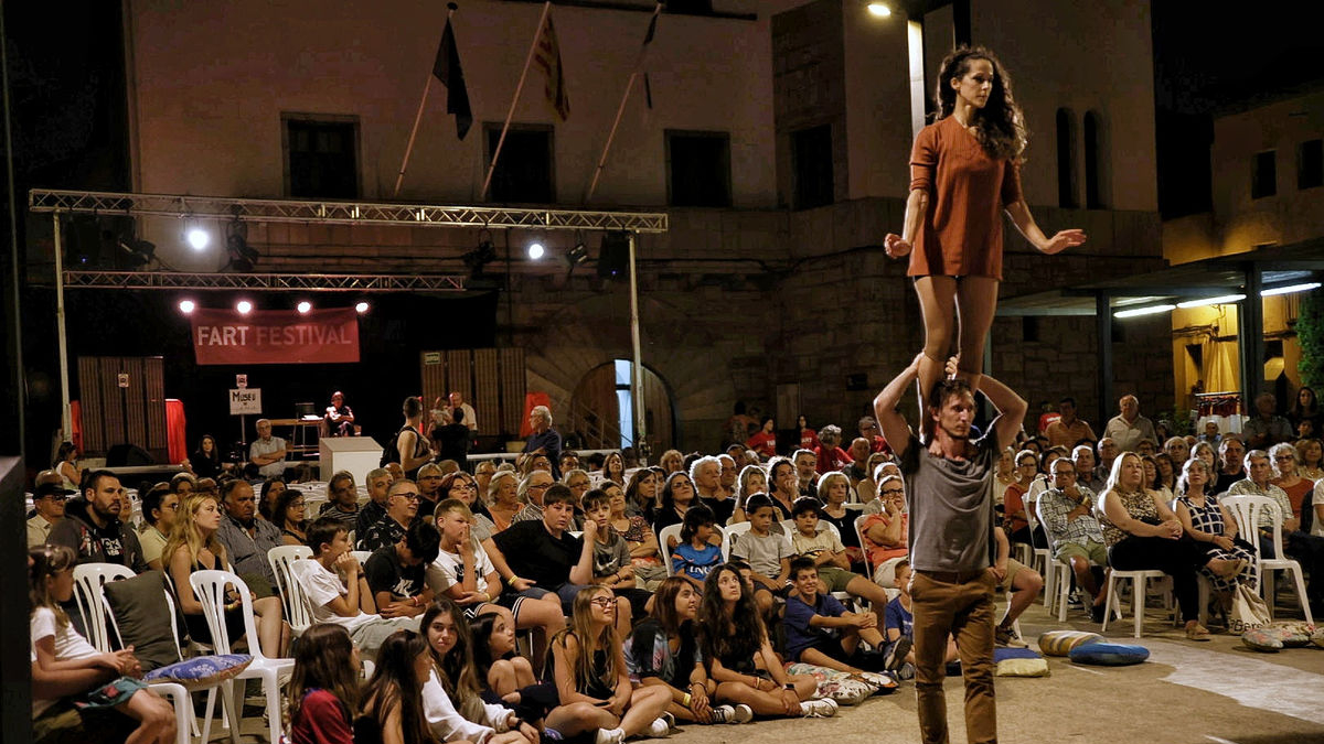 El circo y las acrobacias de Mi Santa Company abrieron la noche del viernes el Festival FART de Isona. - FESTIVAL FART