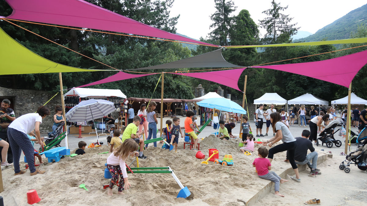 La ‘platgeta’ del festival, en la plaza de la Closa, reunió al público familiar con los más pequeños. - EDGAR ALDANA