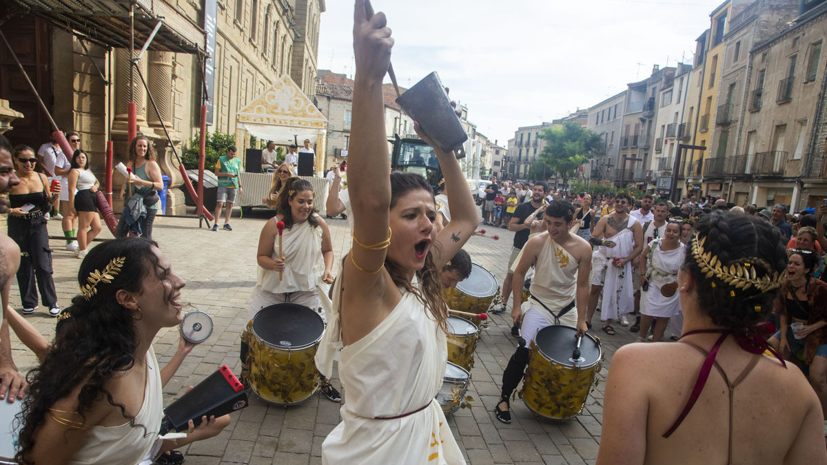 Els participants van seguir el recorregut pels carrers de Cervera al compàs de les batucades. - L.P.