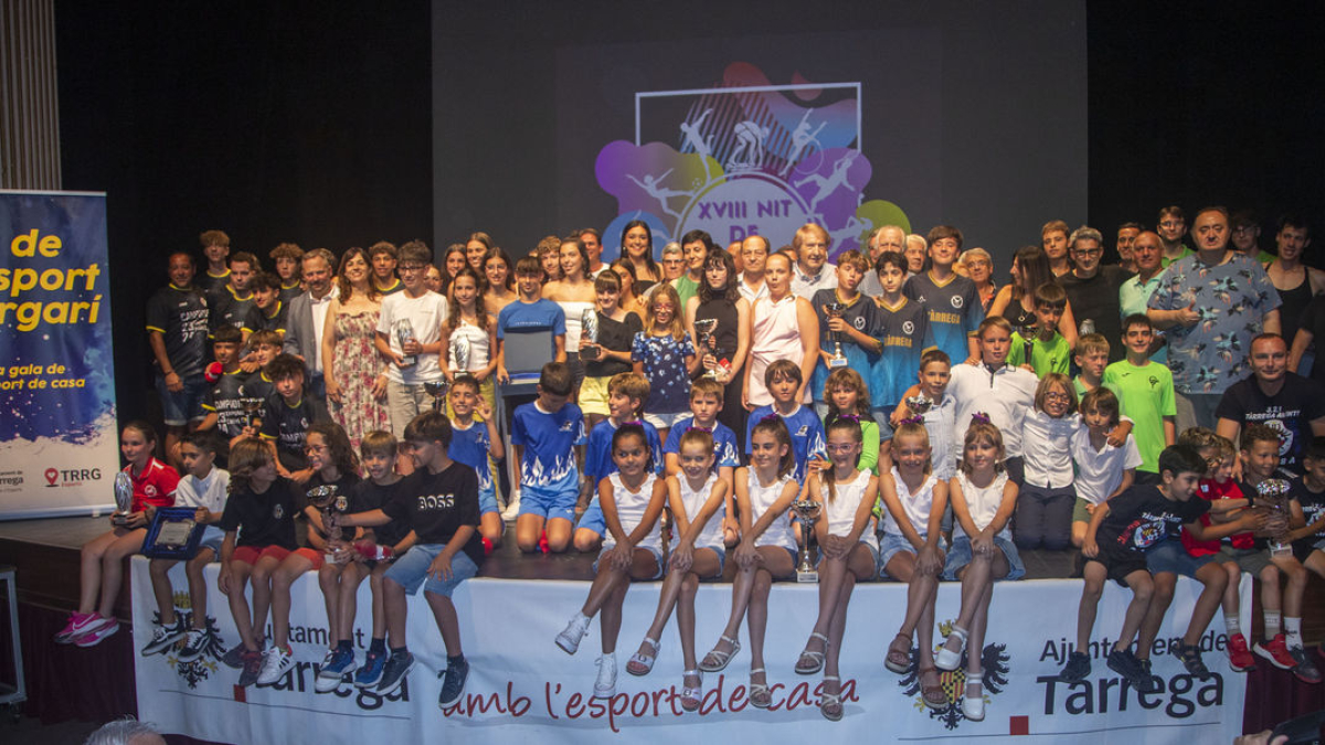 Todos los premiados y homenajeados posaron juntos en el escenario del Teatre Ateneu. - LAIA PEDRÓS