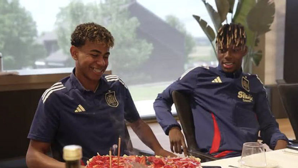 El azulgrana Lamine Yamal, ante el pastel de cumpleaños que le prepararon ayer. - EFE