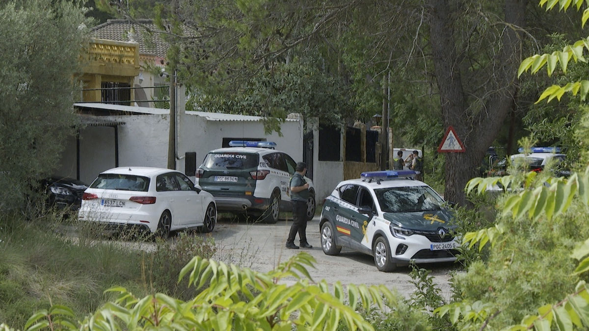 La Guardia Civil frente a la vivienda en la que se habría cometido en crimen en Buñol. - EUROPA PRESS