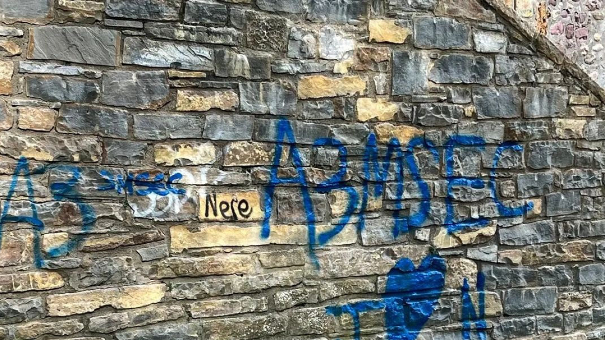 La pintada fue borrada el día siguiente por la brigada municipal. - AYUNTAMIENTO DE EL PONT DE SUERT