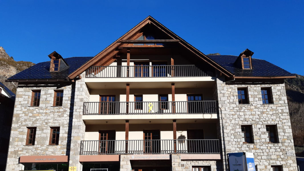 La fachada del ayuntamiento de La Vall de Boí.