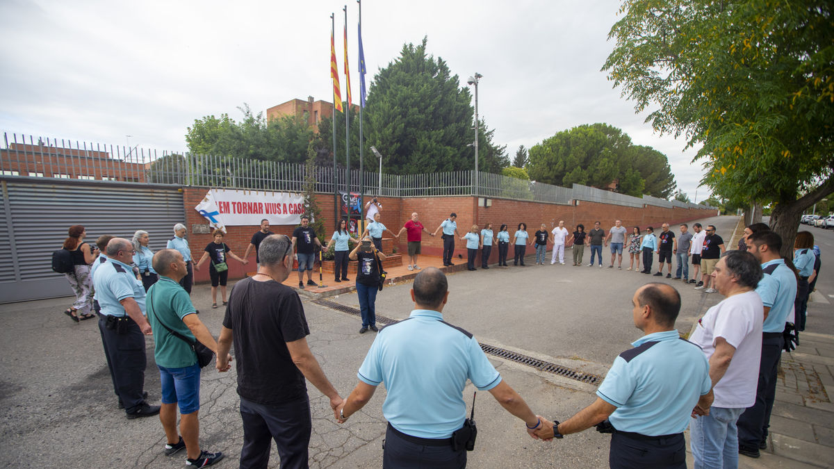 La concentración tuvo lugar ayer a las 9.00 horas a las puertas de la cárcel Ponent. - GERARD HOYAS