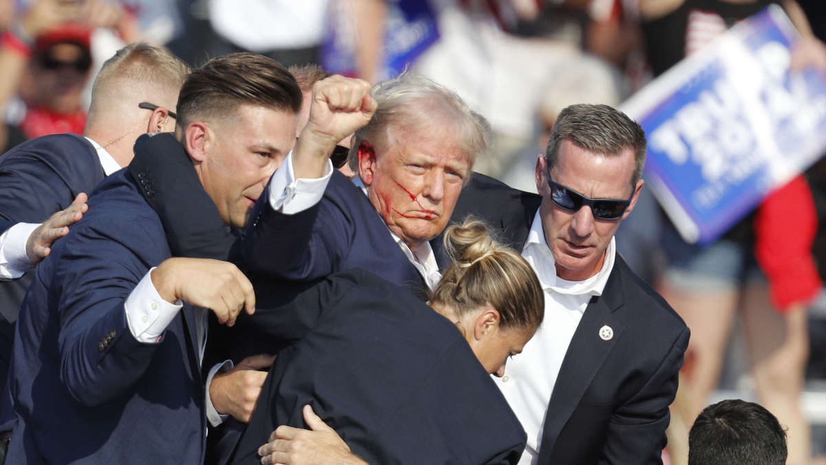 El expresidente estadounidense Donald Trump es sacado del escenario por el Servicio Secreto tras un incidente durante un mitin de campaña este sábado, en el Butler Farm Show Inc. en Butler, Pensilvania (Estados Unidos). EFE/EPA/DAVID MAXWELL