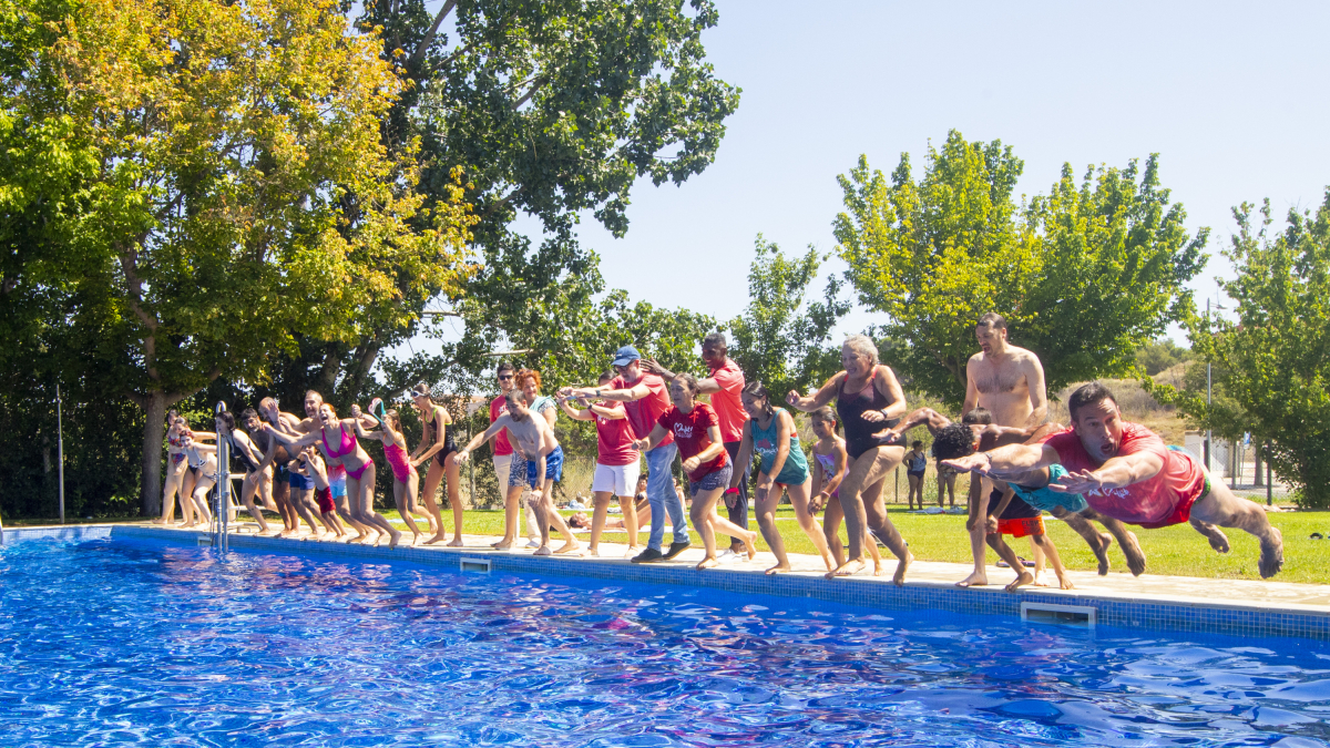 Moment en què els participants es tiren a l’aigua