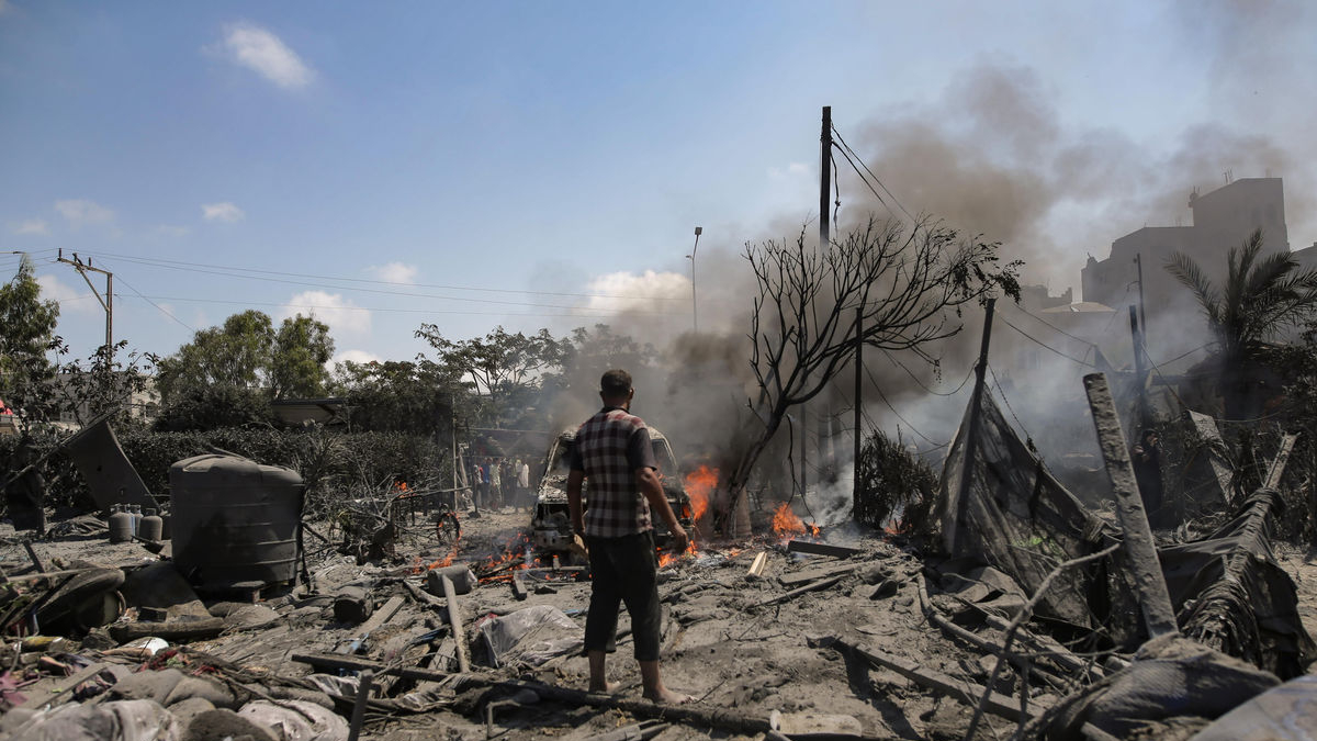 Palestins inspeccionen l’escena després d’una incursió israeliana al sud de la Franja de Gaza. - EFE