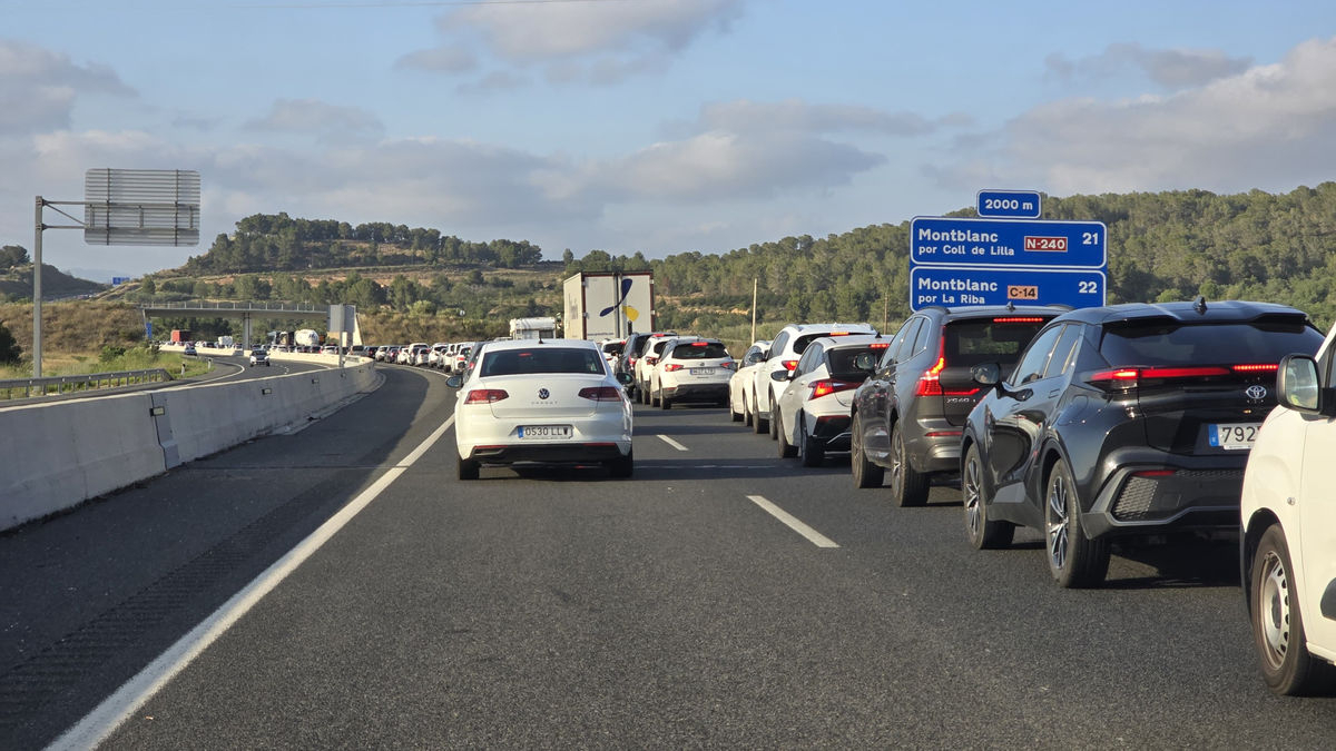 Retenciones ayer por la tarde en la A-27. - JORDI ECHEVARRIA