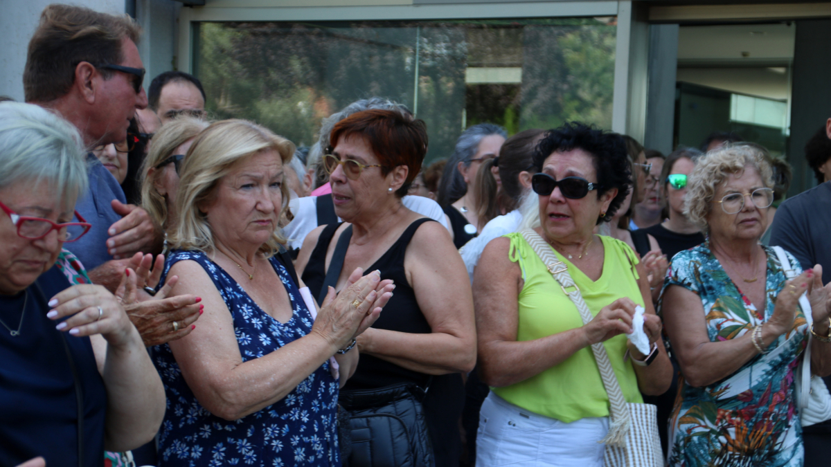 Personas que han asistido al minuto de silencio para condenar el feminicidio de Salou.