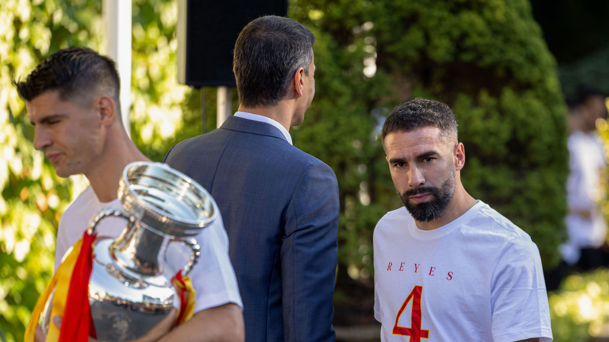 Carvajal, con un gesto muy serio ante el presidente Sánchez. - EFE