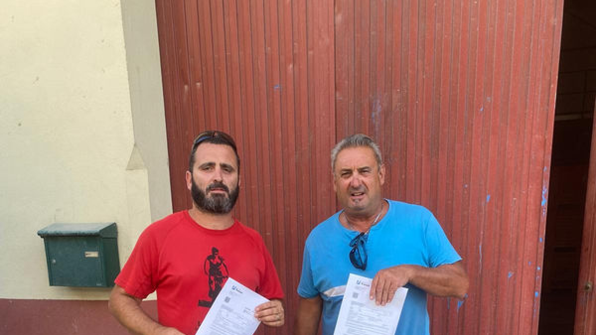 Dos de los agricultores afectados sostienen sus multas.