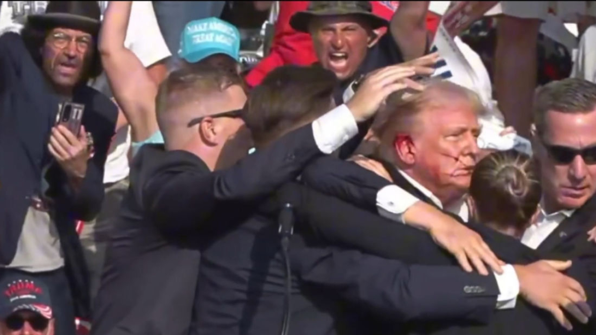 Trump, instants després dels trets.