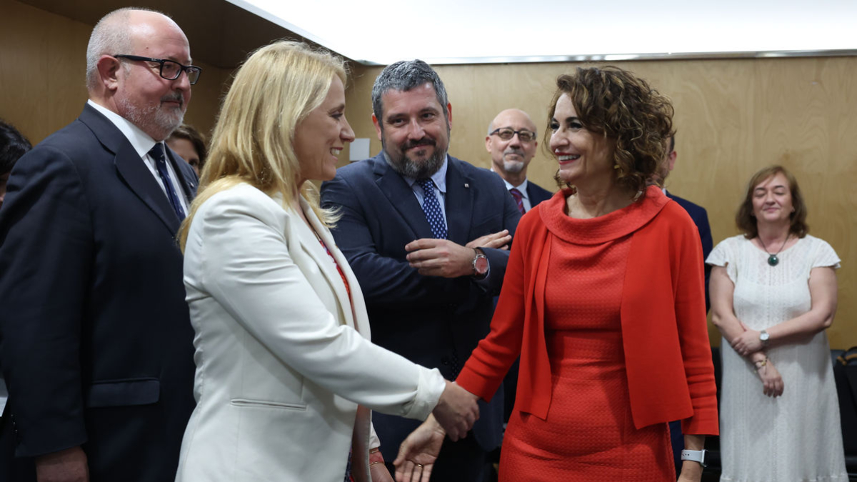 Montero y Mas Guix se saludan al inicio de la reunión del Consejo de Política Fiscal. - EFE