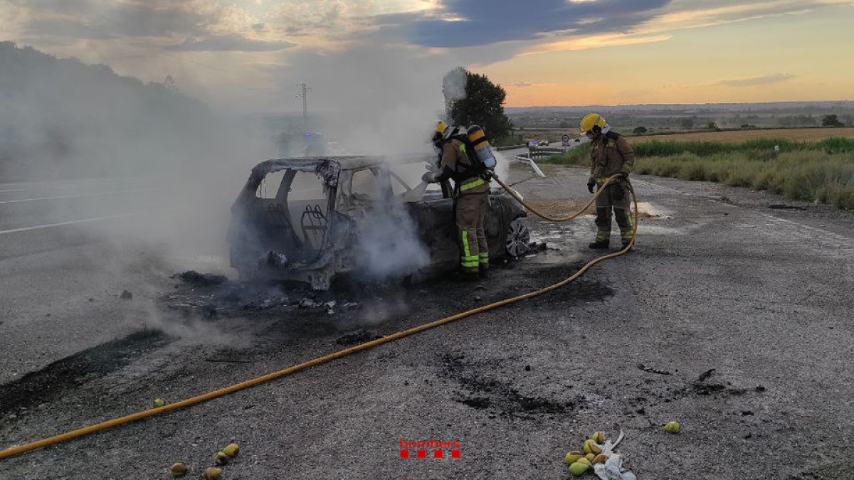 Un turismo ardió en la N-240 en Lleida. - BOMBEROS