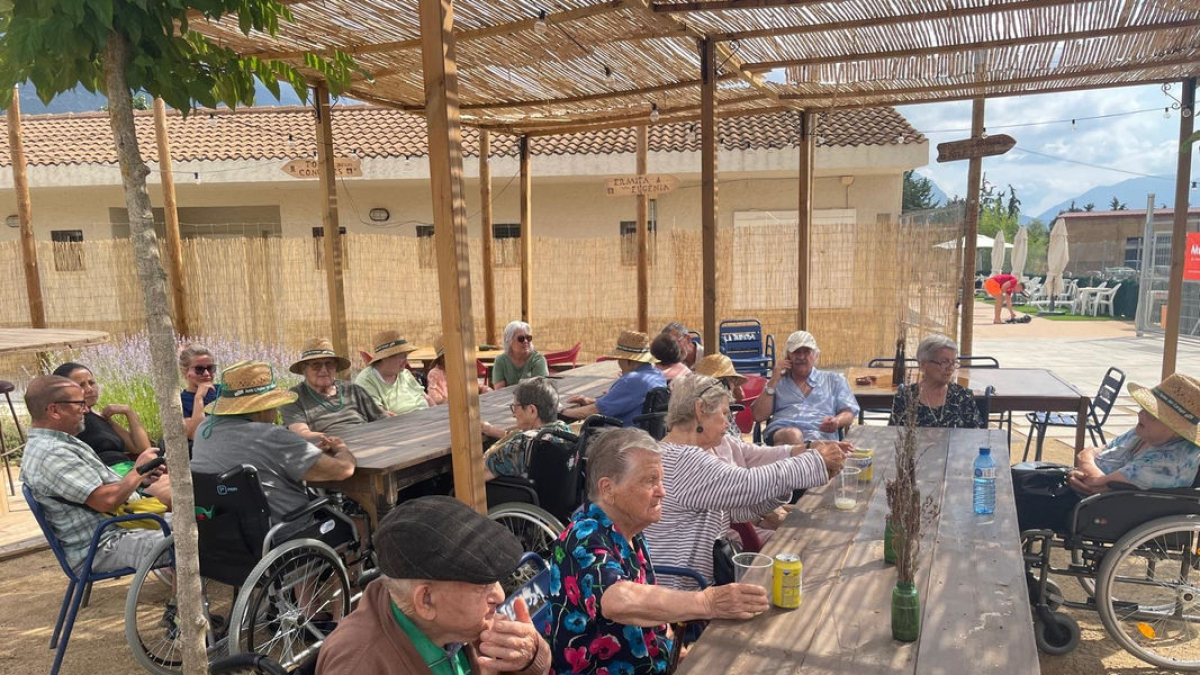 Alguns dels usuaris que van sortir del centre per anar a fer un vermut a les piscines d’Àger. - A. ÀGER