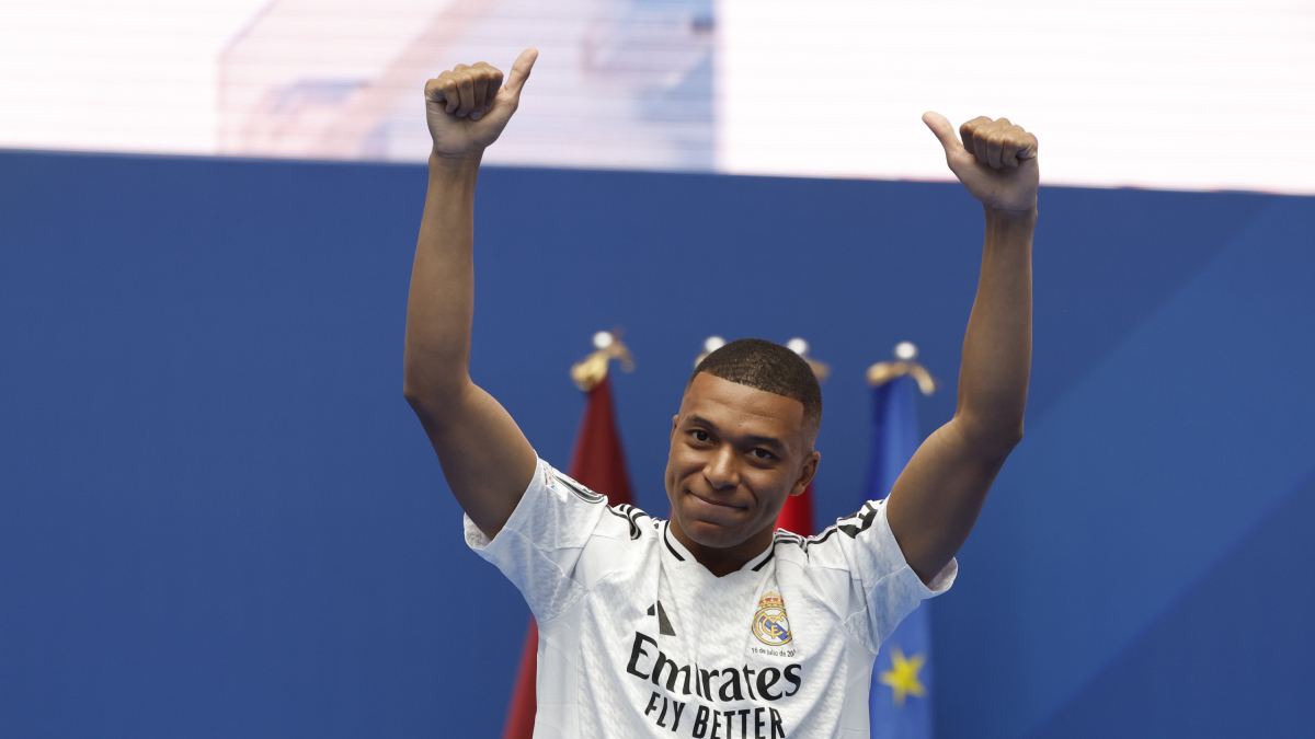 El francès Kylian Mbappé durant la seua presentació com a nou jugador del club. EFE/Chema Moya