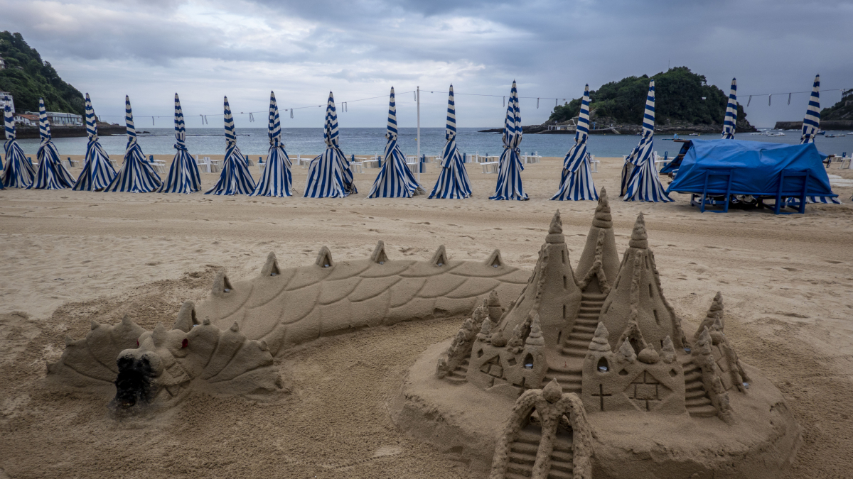 Vista de una castillo de arena en la playa.