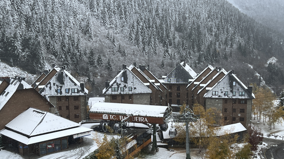 La telecabina de Baqueira en la cota 1.500 de la estación y en el centro del núcleo de población.