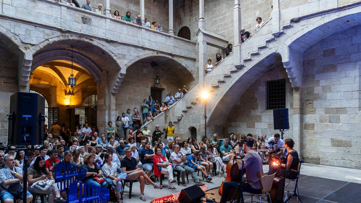 El pati de l’IEI, ple ahir en la segona jornada de la Festa Major. - IEI