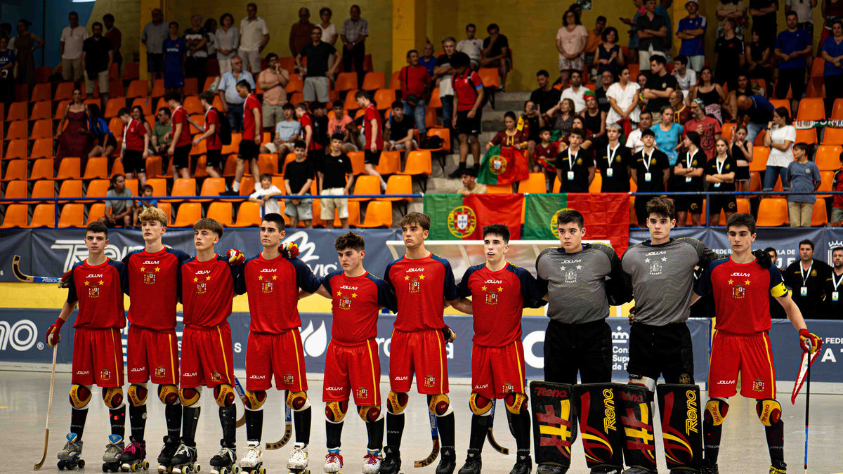 Joel Milà, el primero por la izquierda, y Jan Berent, el quinto por la izquierda, debutan con la selección. - WORLD SKATE EUROPE