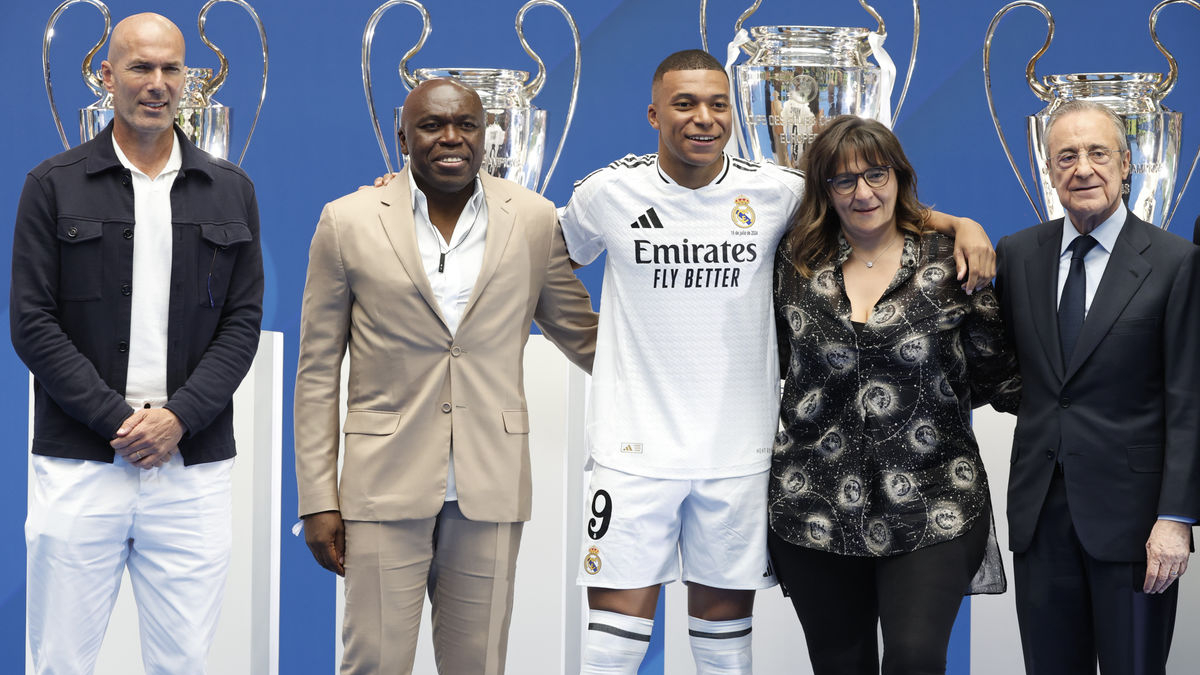 Mbappé, entre els seus pares, amb Florentino Pérez i Zinedine Zidane. - EFE