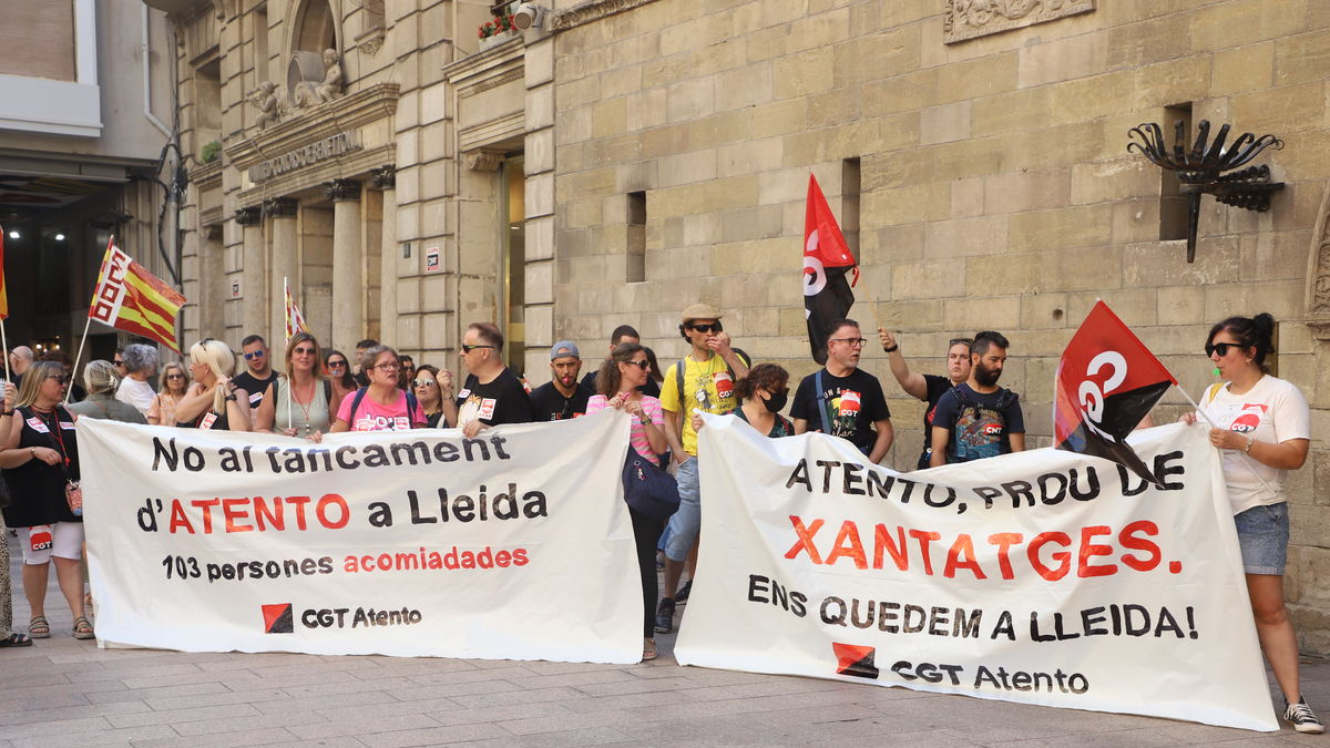 La plantilla d’Atento es va mobilitzar la setmana passada en contra del tancament a Lleida. - MAGDALENA ALTISENT