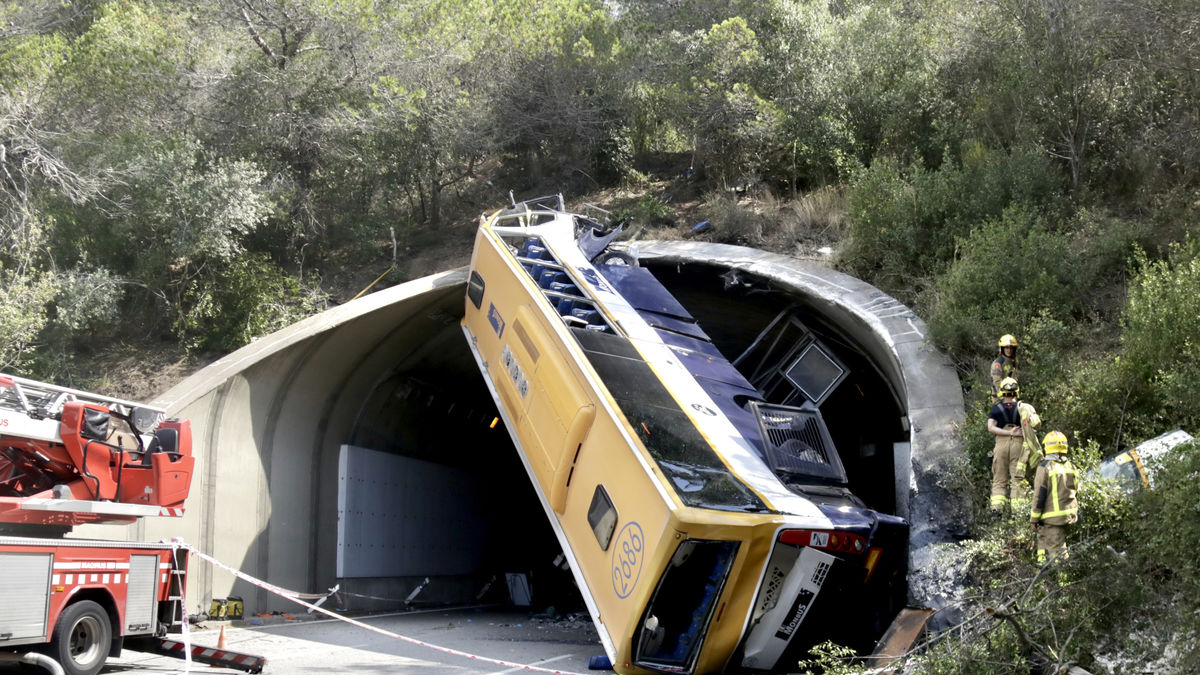 L’autocar encastat al túnel de la C-32 entre les localitats de Pineda de Mar i Tordera. - ACN