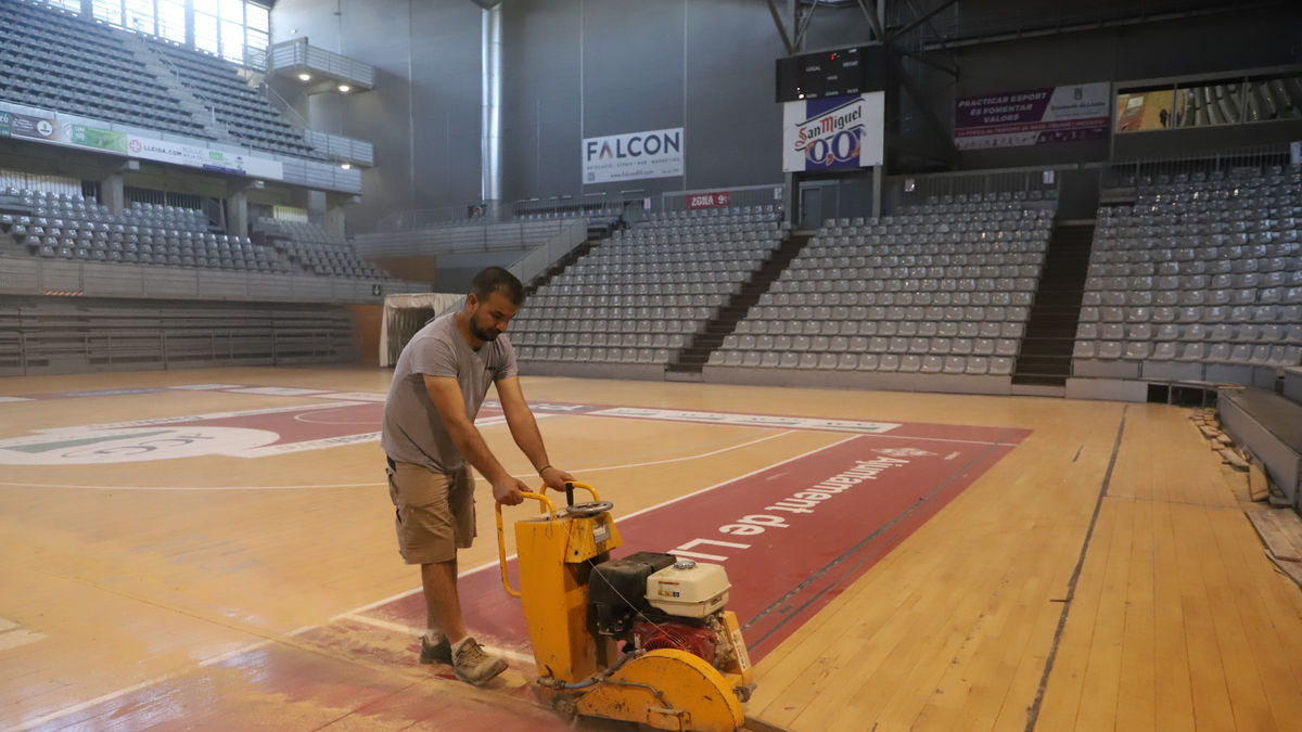 Un operari de l’empresa contractada, ahir tallant els panells de fusta abans de retirar-los. - MAGDALENA ALTISENT
