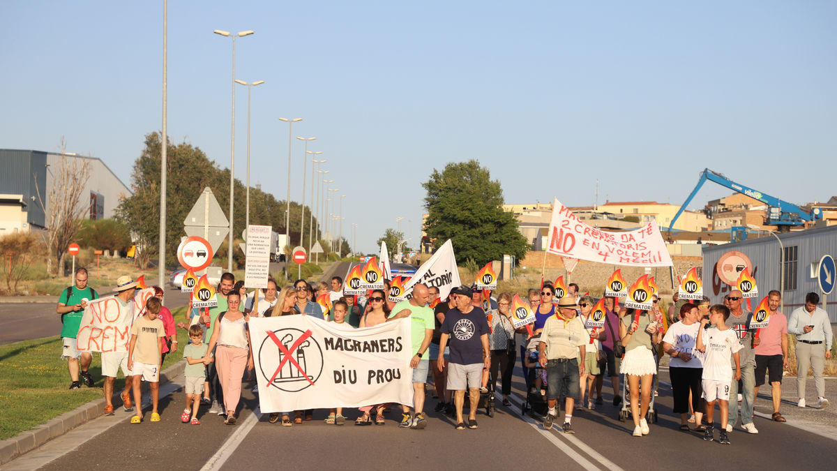 En la manifestació van participar un centenar de veïns i edils de tots els partits de l’oposició. - MAGDALENA ALTISENT