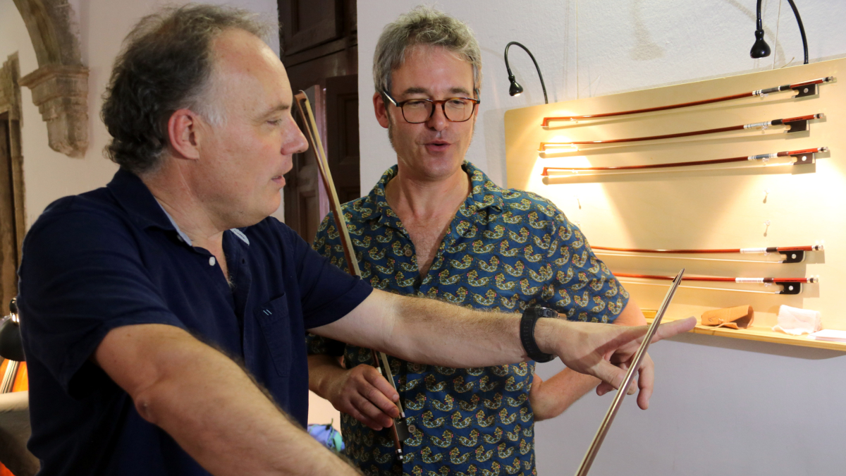 El director de la Fira de Lutiers, Xavier Balcells, y un luthier de Perpiñán observan un arco en la 20.ª Fira de Lutiers de Cervera.