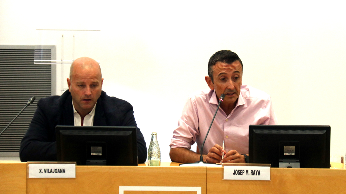 A la dreta, el director de la càtedra i catedràtic d'Economia Aplicada al TecnoCampus-UPF i autor del monogràfic, Josep Maria Raya, i el president de l'APCE, Xavier Vilajoana.