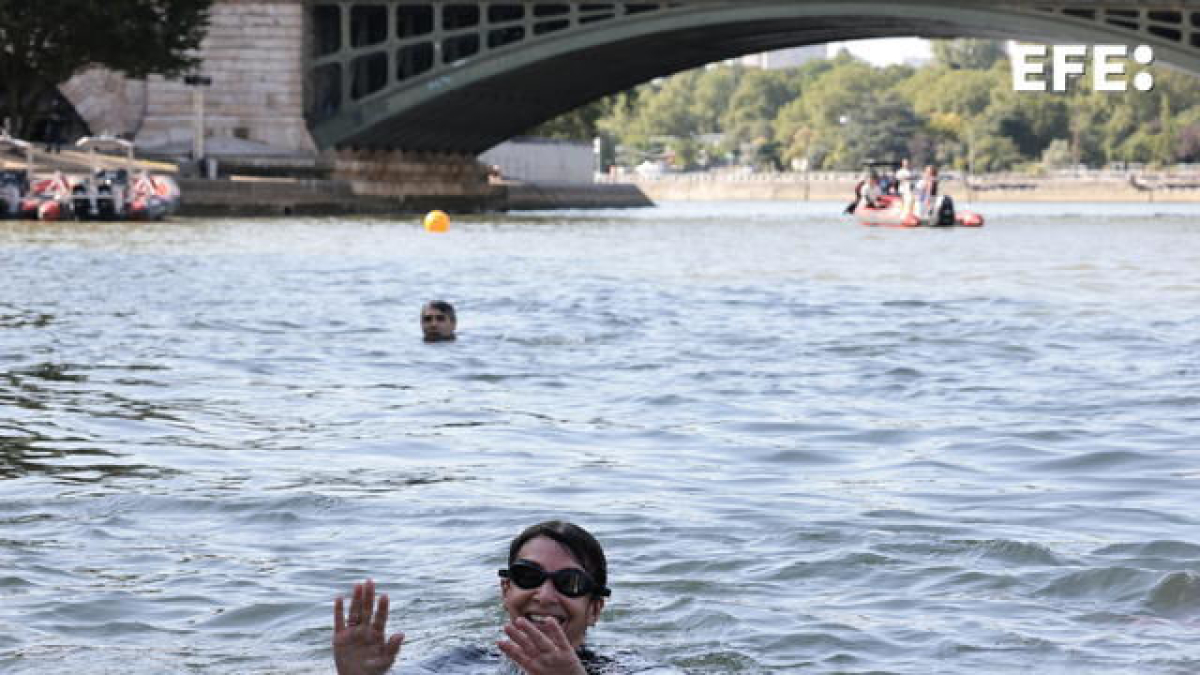 La primera edil parisina, en las aguas del río Sena. - EFE