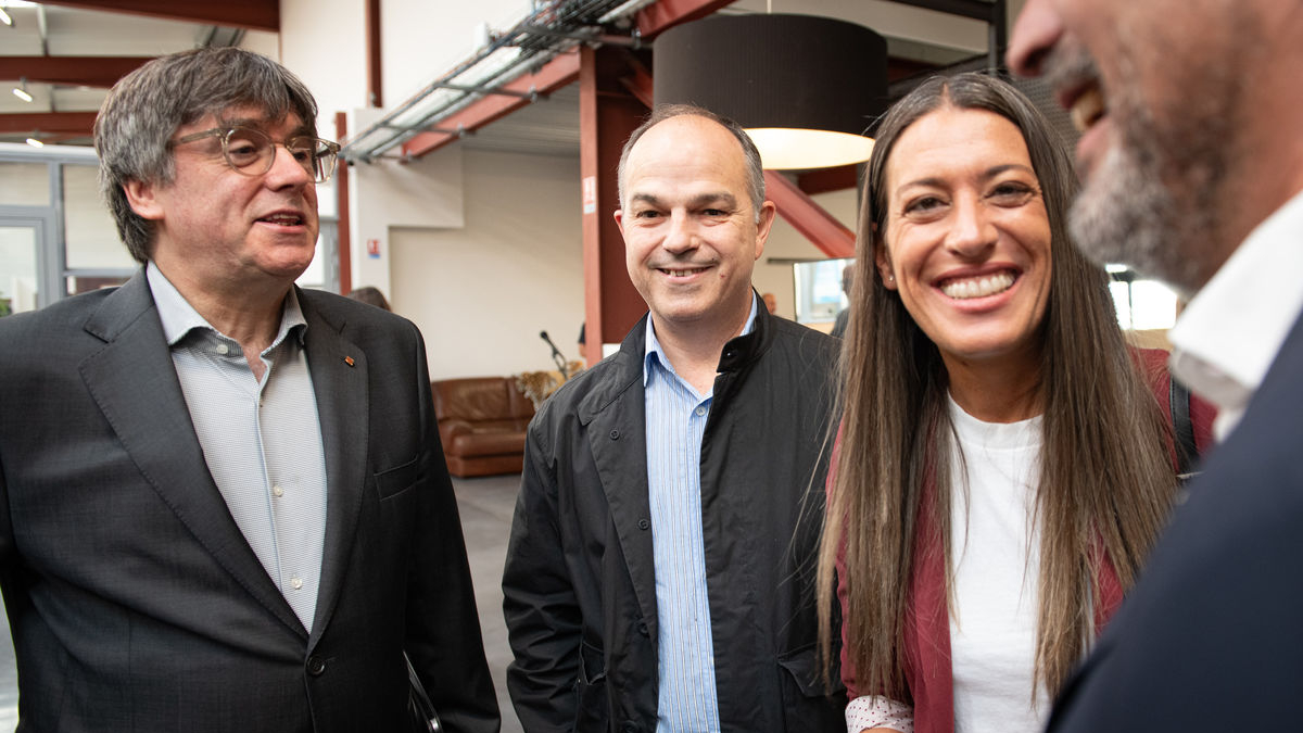 Imagen de Puigdemont con Jordi Turul y Miriam Nogueras. - GLÒRIA SÁNCHEZ / EUROPA PRESS