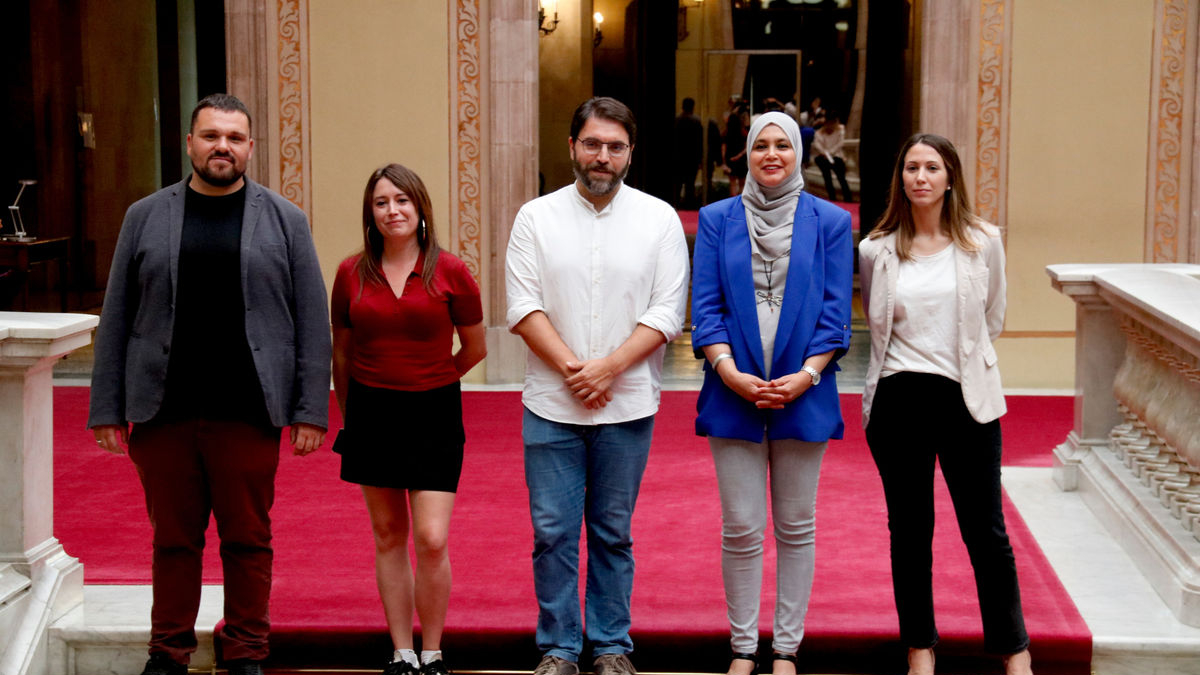 Diputados de los Comuns, CUP, PSC, ERC y Junts tras anunciar la reedición del cordón sanitario. - ARNAU MARTÍNEZ/ACN