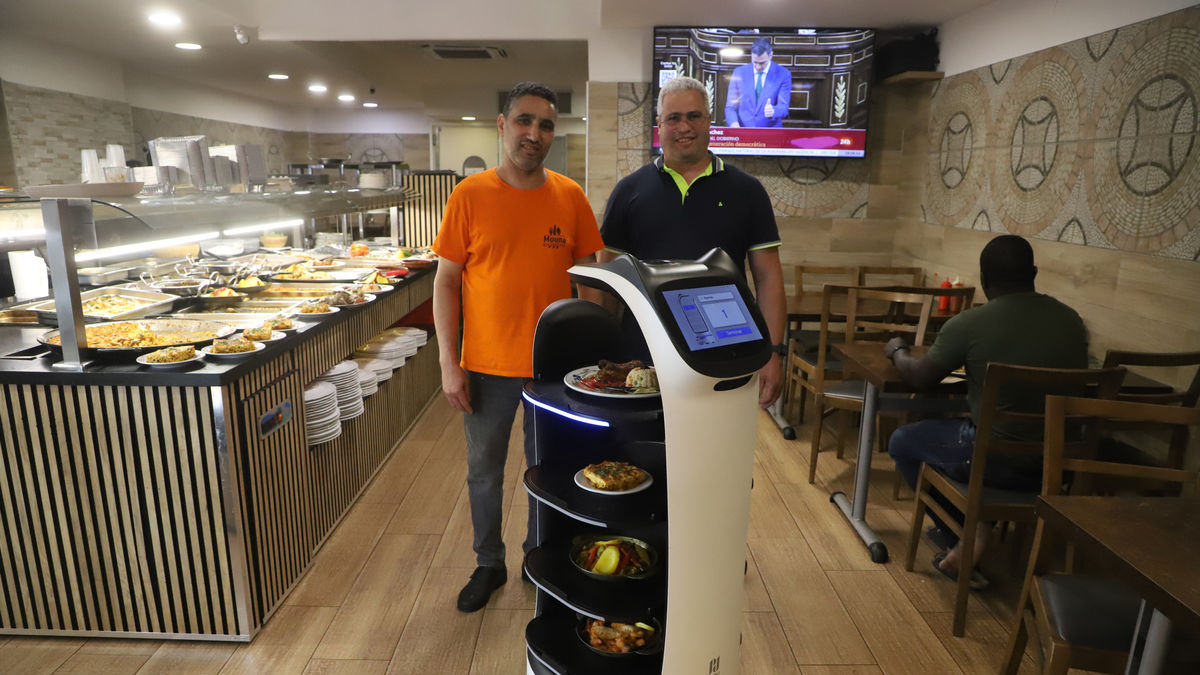 El robot puede servir hasta cuatro bandejas en el mismo viaje. - MAGDALENA ALTISENT
