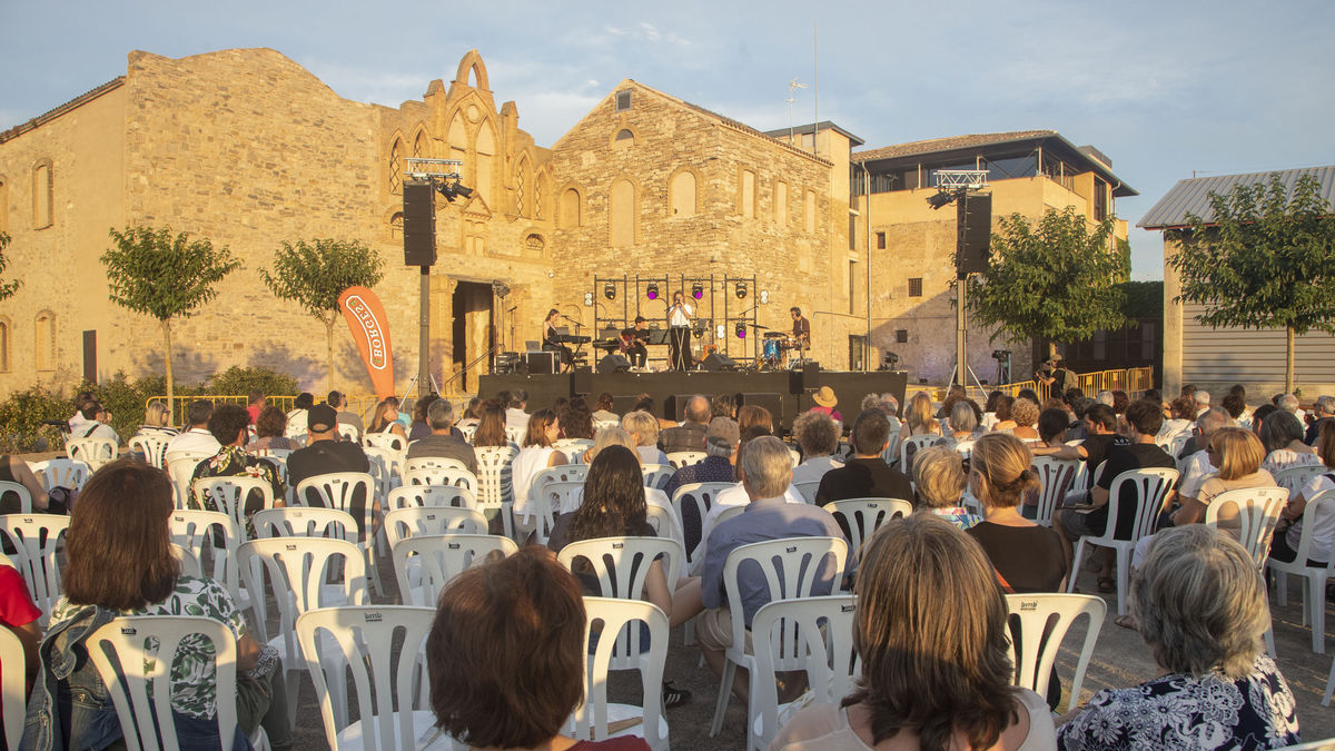 La cantante leridana Olga Zoet, ayer en Mas de Colom - Casa Borges, el escenario escogido para inaugurar el 26 festival Paupaterres. - LAIA PEDRÓS