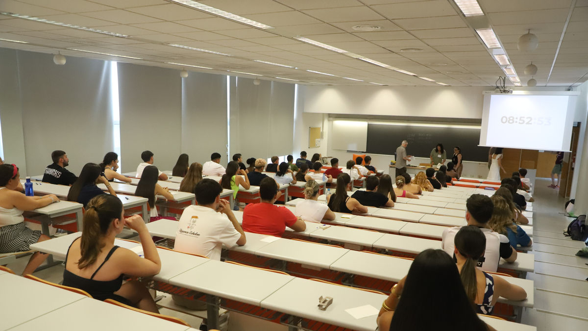 Aspirants a estudiar Educació es van examinar ahir a la facultat de Cappont de la UdL. - MAGDALENA ALTISENT