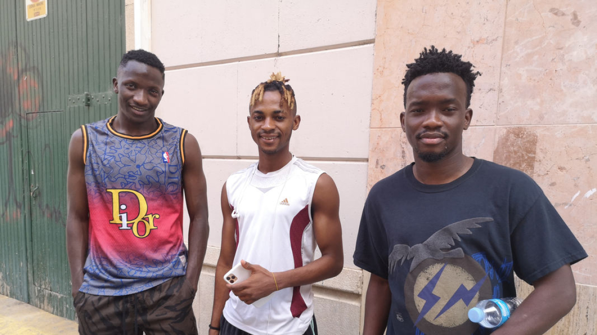 Efe Ugiagbe, entre Musa Isah y Quadri Liameed, ayer en Lleida.