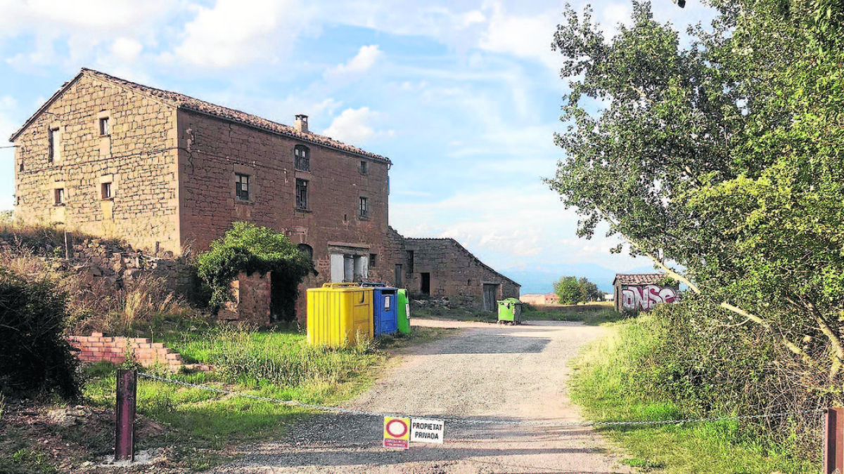 Una de las cadenas que evitan el acceso a la isla de contenedores de la zona del Hostal Boix. - A. LLOBERA