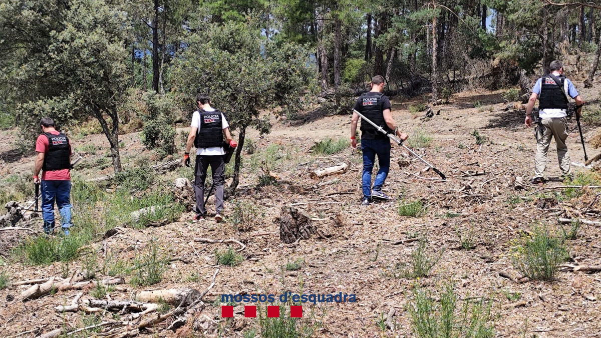 Els especialistes dels Tedax amb els detectors. - MOSSOS D’ESQUADRA