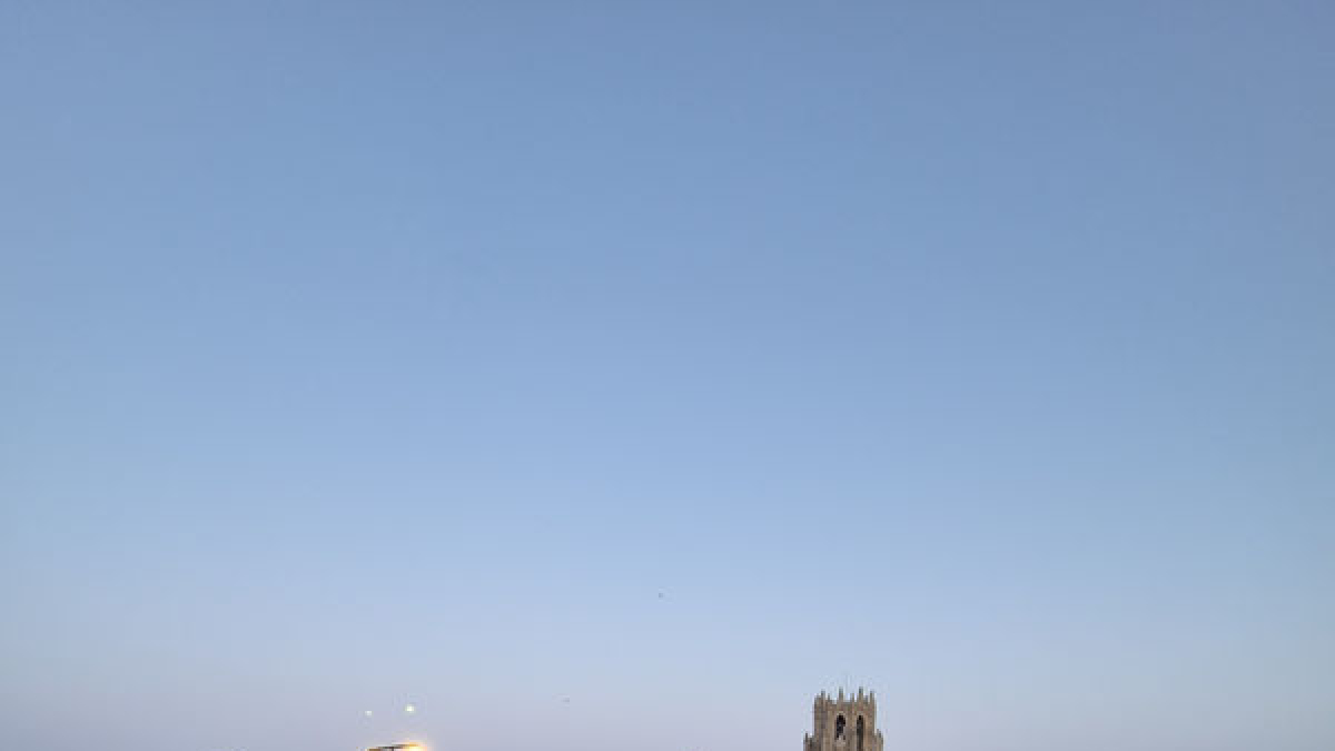 Participantes de la cata de vinos, ayer en la terraza del Castell del Rei de Lleida. - TURÓ SEU VELLA